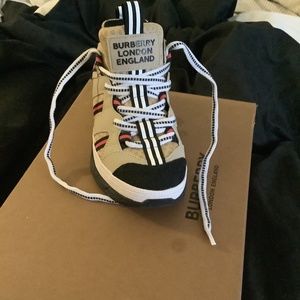 Burberry Union Low Sneakers Size 31